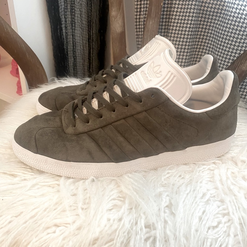 LIKE NEW ADIDAS GAZELLES!